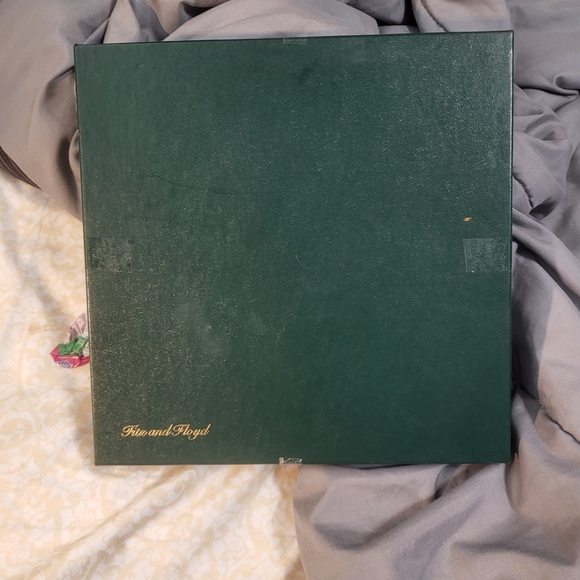 Fitz and Floyd Twelve Days of Christmas Plate with Gold and Green Accents - Picture 7 of 7